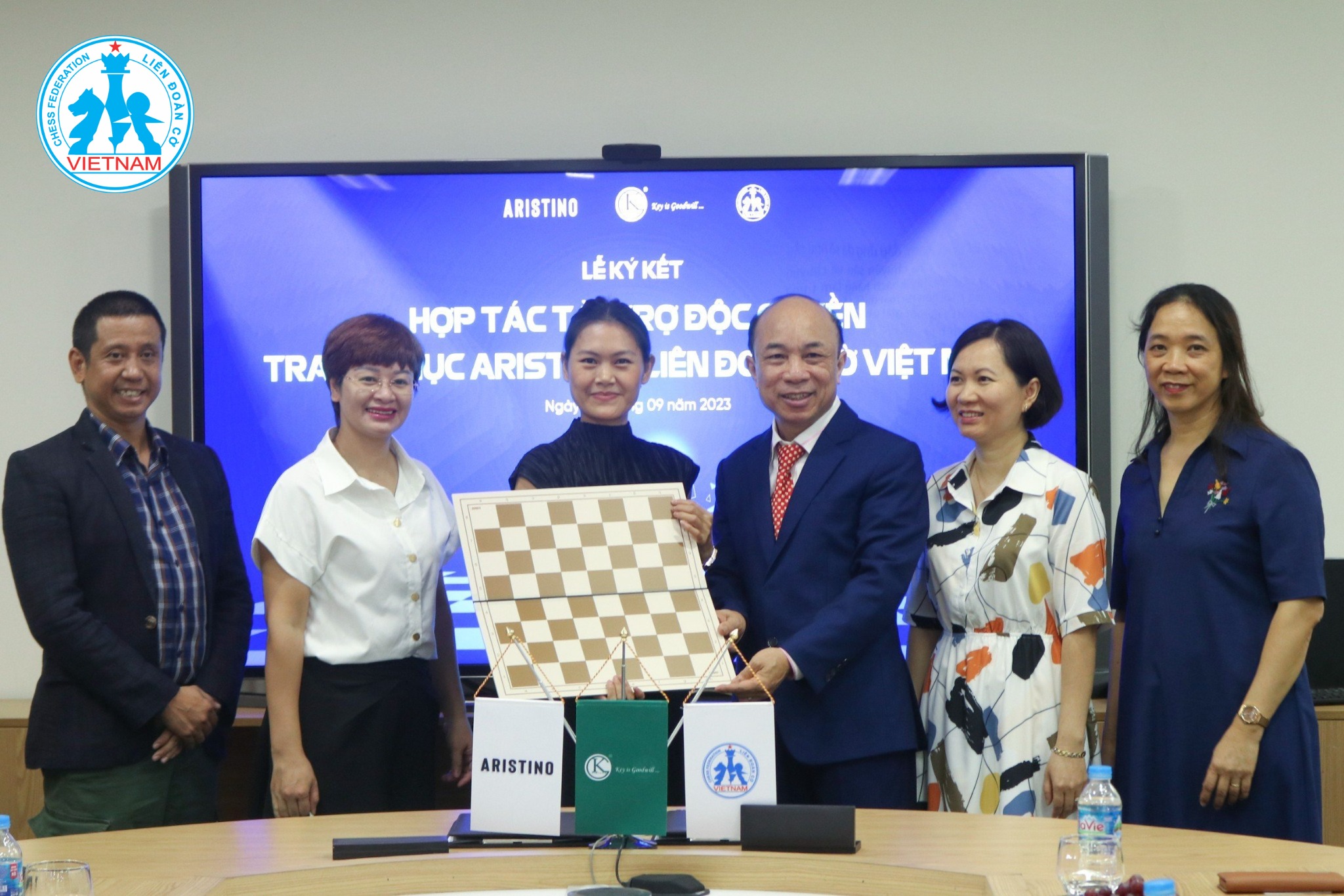 LỄ KÝ KẾT HỢP TÁC TÀI TRỢ ĐỘC QUYỀN TRANG PHỤC ARISTINO VỚI LIÊN ĐOÀN CỜ VIỆT NAM